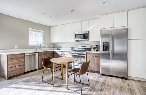 Campbell Apartment | Airy Campbell 1BR w/Gym, Pool & Hot Tub, walk to WF & TJ, by Blueground