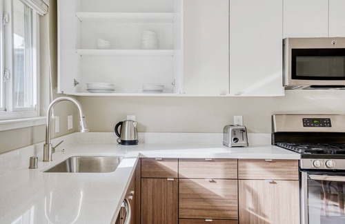 Campbell Apartment | Airy Campbell 1BR w/Gym, Pool & Hot Tub, walk to WF & TJ, by Blueground