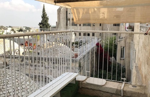 Jerusalem City Centre House | Airy, cozy, comfortable room & bathroom at the Jewish quarter of The Old City