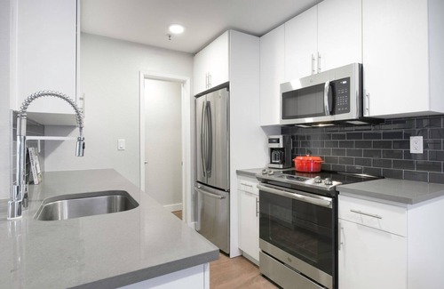 Old Mountain View Apartment | Airy DT Mountain View 1BR w/Pool, Spa, Gym, near Caltrain by Blueground