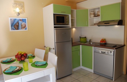 Saint-Cyprien Plage Apartment | Airy Getaway by the Sea