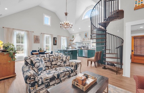 Isle of Hope Historic District House | Airy Isle of Hope Coastal Cottage Near Marsh by Lucky Savannah