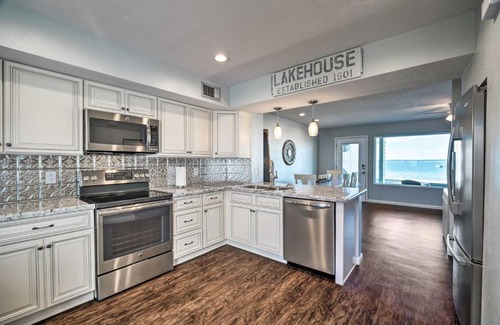 West Livingston House | Airy Lake Livingston Townhome with Shared Pool!