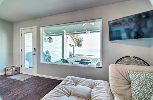 West Livingston House | Airy Lake Livingston Townhome with Shared Pool!