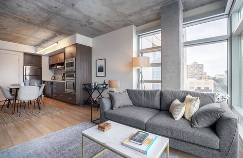 Downtown San Francisco Apartment | Airy Lower Nob Hill 2BR w/Roofdeck, BBQ, near Shops, by Blueground