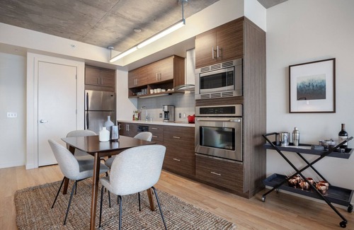 Downtown San Francisco Apartment | Airy Lower Nob Hill 2BR w/Roofdeck, BBQ, near Shops, by Blueground