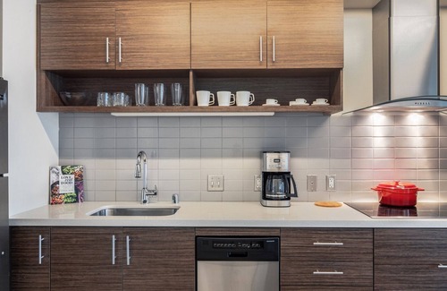 Downtown San Francisco Apartment | Airy Lower Nob Hill 2BR w/Roofdeck, BBQ, near Shops, by Blueground