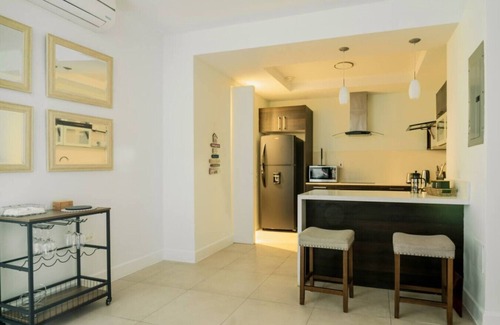 Saint Andrew Apartment | Airy modern apartment king bed w/pool