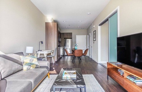 Mountain View Apartment | Airy Mountain View 2BR w/Gym, Pool, BBQ, walk to Caltrain, by Blueground