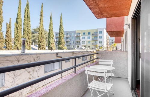 NoHo Arts District Apartment | Airy North Hollywood 2BR w/Gym & Pool, near TJ & shops, by Blueground