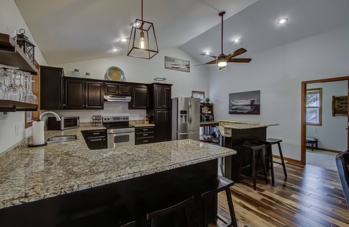 Jacksboro House | *Airy+Spacious Home* Lakefront w/Hottub & Dock