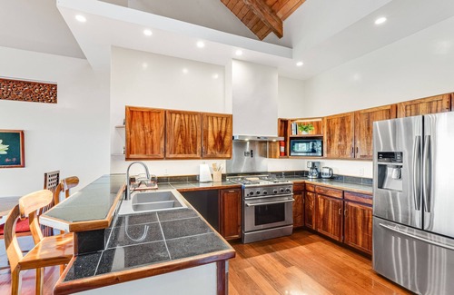Honokaa House | Airy villa and Ohana suite in a tropical garden setting with lanai & patios