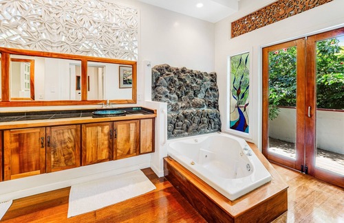 Honokaa House | Airy villa and Ohana suite in a tropical garden setting with lanai & patios