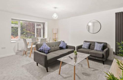 High Barnet Apartment | Aisiki Apartments at Barnet, Ground Floor, 2-Bedroom & 1-Bathroom, Pet Friendly Flat, Double Beds with Free Wi-Fi