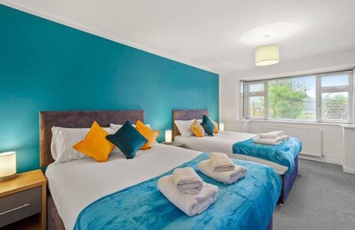 High Barnet Apartment | Aisiki Apartments at Barnet, Ground Floor, 2-Bedroom & 1-Bathroom, Pet Friendly Flat, Double Beds with Free Wi-Fi