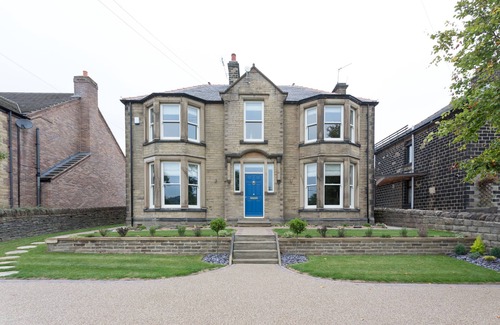 Millhouse Green Cottage | Aitken House - sleeps 10 guests in 5 bedrooms