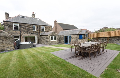 Millhouse Green Cottage | Aitken House - sleeps 10 guests in 5 bedrooms