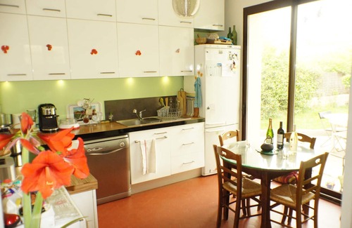 Sud House | Aix Zen> Quiet Large garden with flowers in the heart of town, and its BIO pool!