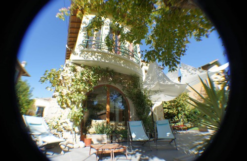 Sud House | Aix Zen> Quiet Large garden with flowers in the heart of town, and its BIO pool!