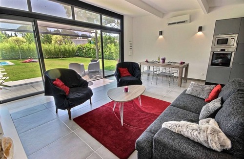 Cabries House | aixenprovenceholidays, independent house intimate, air-conditioned, pool, garden