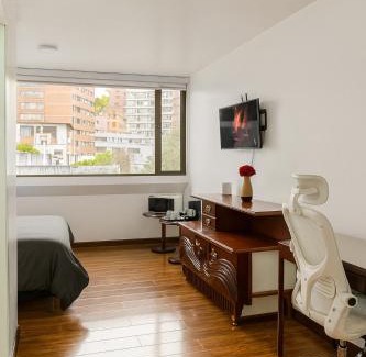 Financial District House | Akros Suites Quito, Habitaciones Privadas con Baño