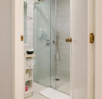 Financial District House | Akros Suites Quito, Habitaciones Privadas con Baño