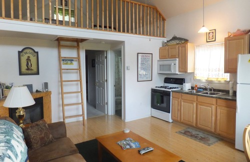 Wasilla Cabin | Alaska Creekside Cabins- cabin suite w/a view!