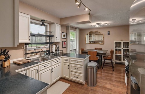 Sand Lake House | Alaska Family Comfort Stay w/Hottub!