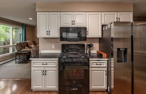 Sand Lake House | Alaska Family Comfort Stay w/Hottub!