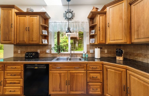 Juneau House | Alaska Forest Hideaway, Freshly Remodeled, Hot Tub, King Beds, 4 Bed/2.5Bath