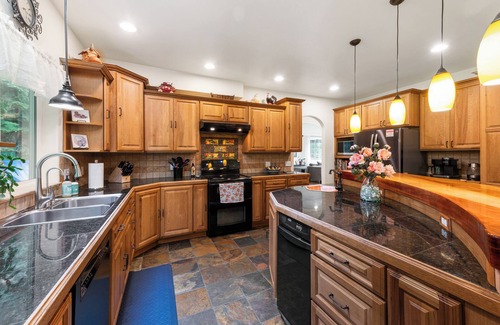 Juneau House | Alaska Forest Hideaway, Freshly Remodeled, Hot Tub, King Beds, 4 Bed/2.5Bath