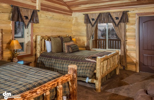 Palmer Bed & Breakfast | Alaska Knotty Pine Lodge /Bed and breakfast in Palmer AK.
