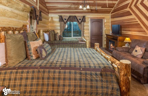 Palmer Bed & Breakfast | Alaska Knotty Pine Lodge /Bed and breakfast in Palmer AK.