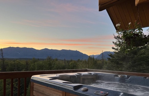 Palmer House | Alaska Knotty Pine Mountain View Vacation Home