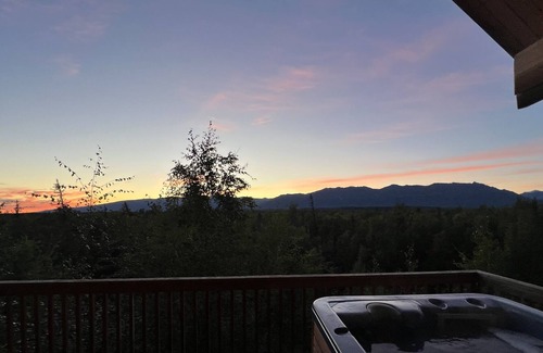 Palmer House | Alaska Knotty Pine Mountain View Vacation Home