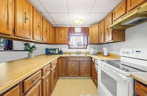 College Apartment | Alaska Rafiki - Unit 3