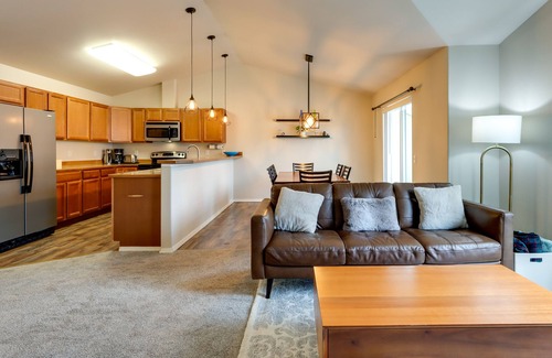 Abbott Loop House | Alaska Retreat w/Balcony, Near Earthquake Park!