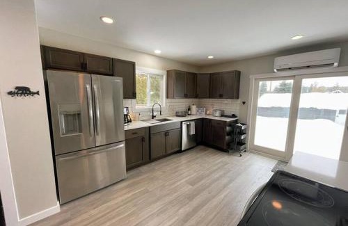 Roslyn House | ALASKA - Roslyn Retreat RV Parking with Snowmobile, Hiking, Near Downtown