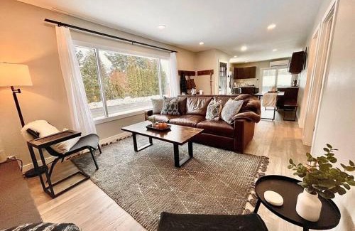 Roslyn House | ALASKA - Roslyn Retreat RV Parking with Snowmobile, Hiking, Near Downtown