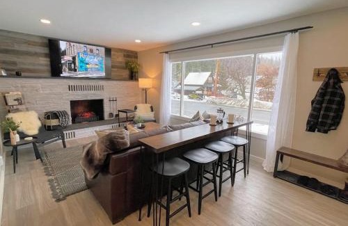Roslyn House | ALASKA - Roslyn Retreat RV Parking with Snowmobile, Hiking, Near Downtown