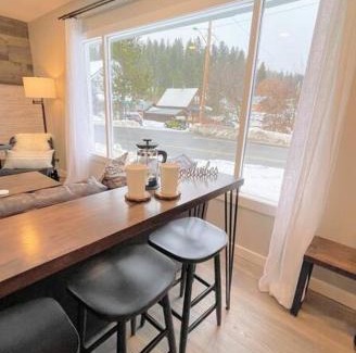 Roslyn House | ALASKA - Roslyn Retreat RV Parking with Snowmobile, Hiking, Near Downtown