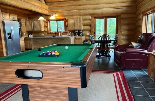Palmer House | Alaskan Lodge with Hot Tub 🛁