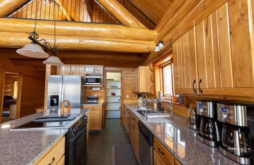 Palmer House | Alaskan Lodge with Hot Tub 🛁