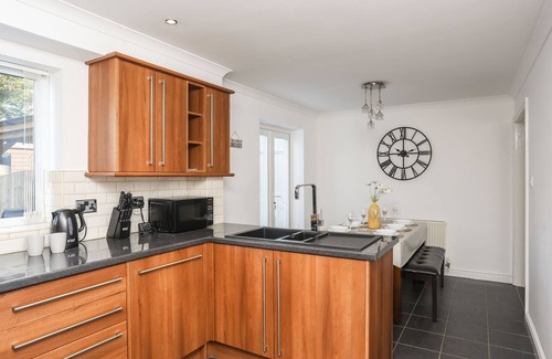 Rhosybol Cottage | ALAW VIEW, family friendly, with hot tub in Amlwch