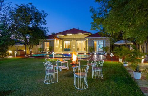 Chikalwas Villa | Alaya Stays 5 BHK Roohmon's Farm with Private Pool, Garden & Bar