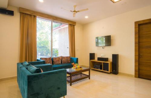 Chikalwas Villa | Alaya Stays 5 BHK Roohmon's Farm with Private Pool, Garden & Bar