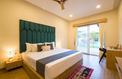 Chikalwas Villa | Alaya Stays 5 BHK Roohmon's Farm with Private Pool, Garden & Bar