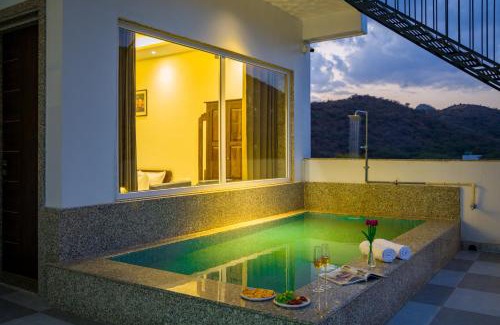 Udaipur Apartment | Alaya Stays Kasturi Villa - Pet Friendly 6 BHK with Plunge Pool