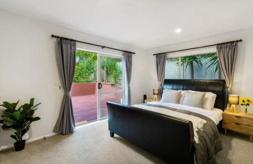 Fairview Heights House | Albany Bolthole with Queen Beds and Kitchenette