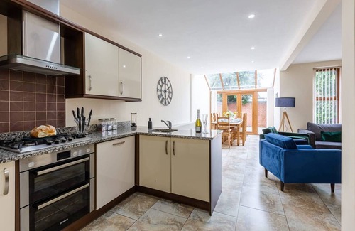 Preston House | Albert | 5 Bedrooms Sleeps 11 Parking Wi-Fi